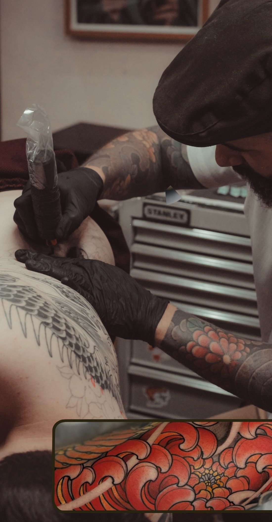 Denis Vazios executando a tatuagem nas costas do cliente