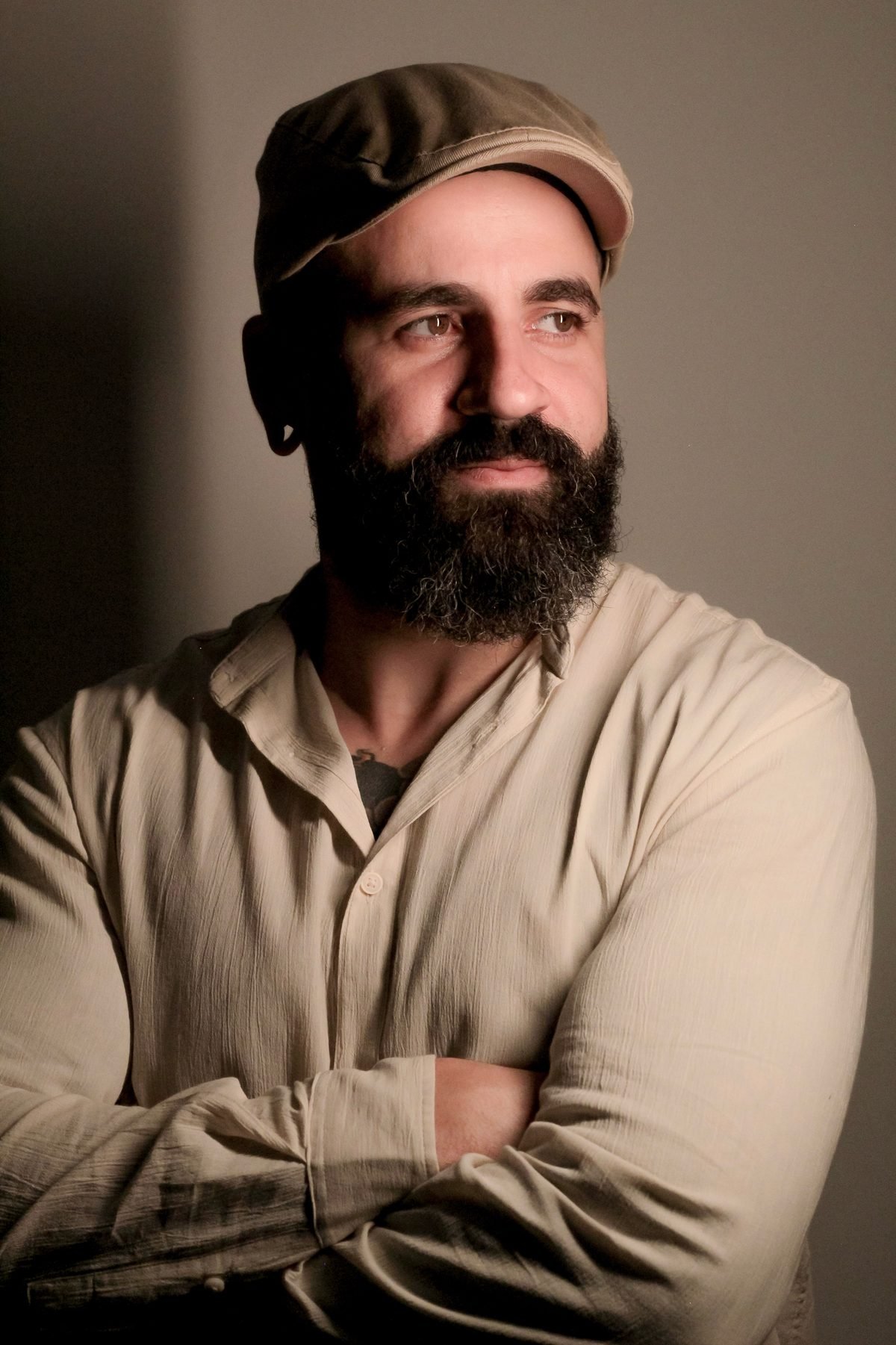 Denis Vazios, mentor, de braços cruzados