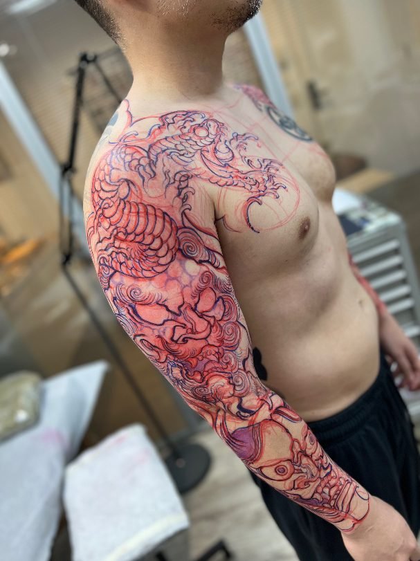 Freehand da manga de dragão riscado em caneta vermelha, vista lateral