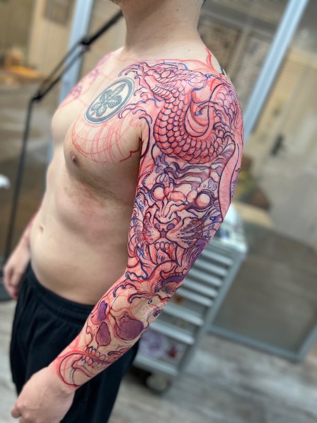 Freehand da manga de dragão, vista frontal do peito e braço