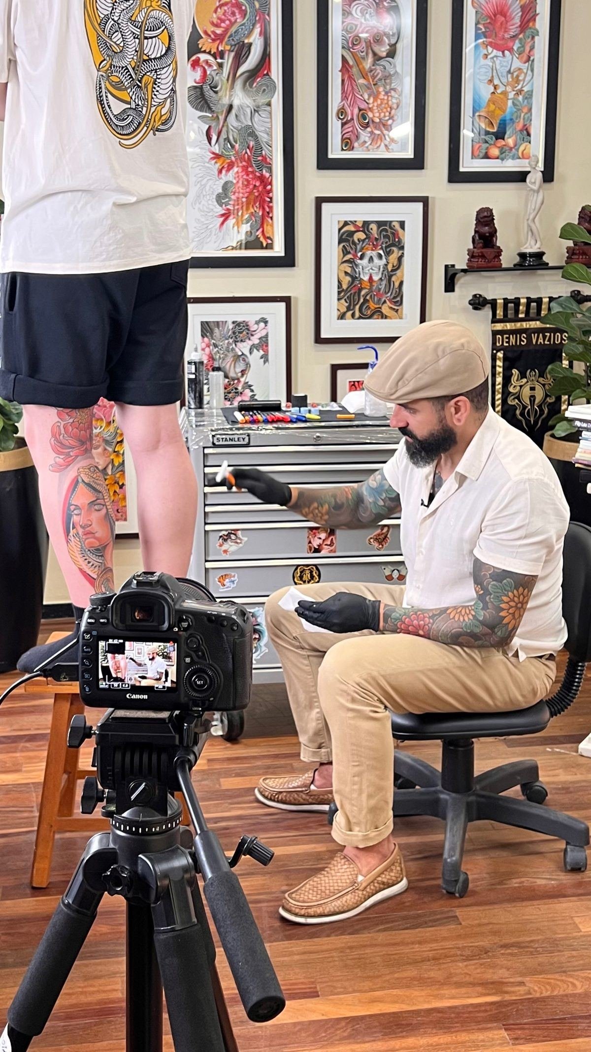 Denis Vazios gravando as aulas no studio, com a câmera no tripé