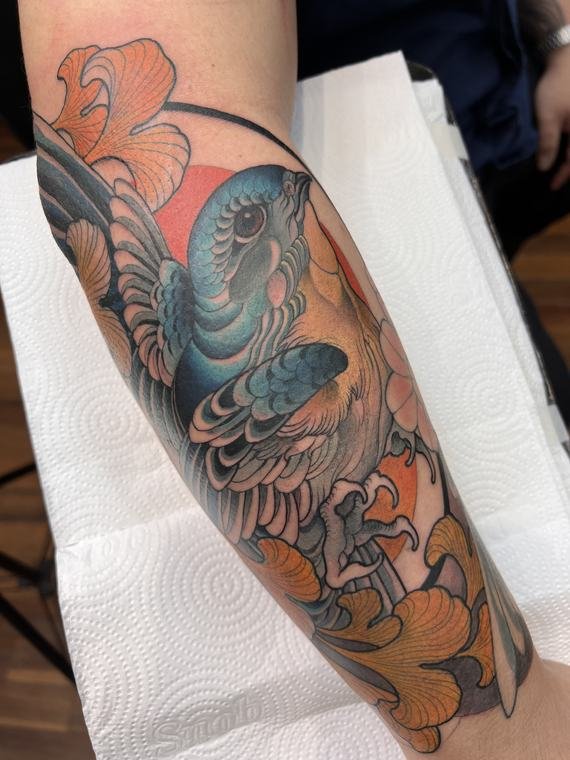 Gaio-azul e flores, tatuagem de Denis Vazios