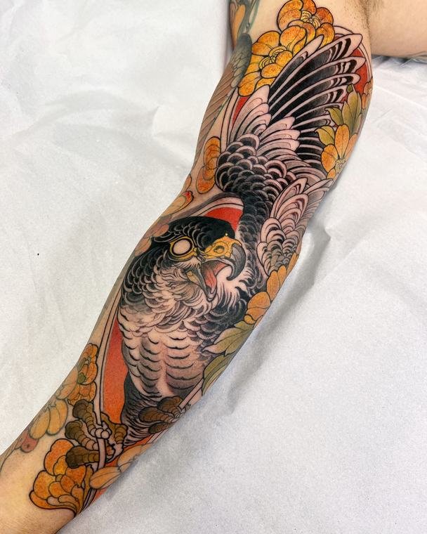 Falcão e peônias, tatuagem de Denis Vazios