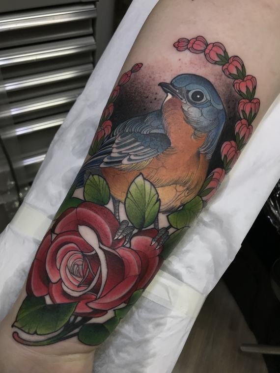 Pássaro azul e rosa, tatuagem de Denis Vazios