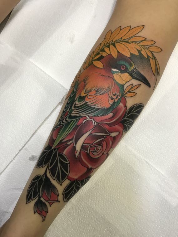 Tucano e rosa, tatuagem de Denis Vazios