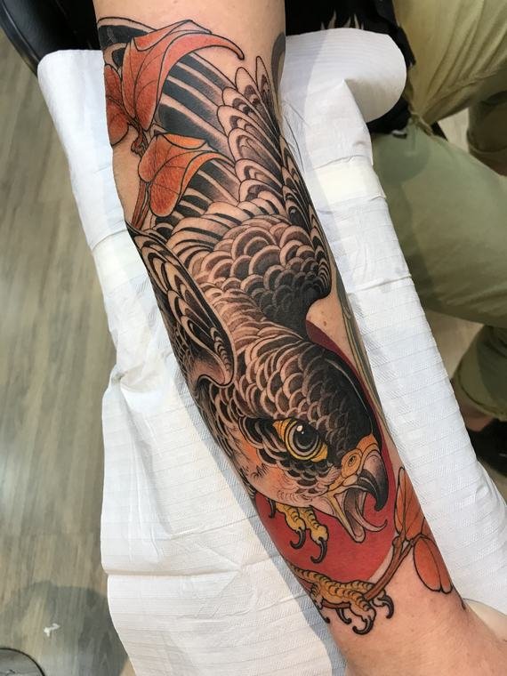 Falcão e peônia, tatuagem de Denis Vazios
