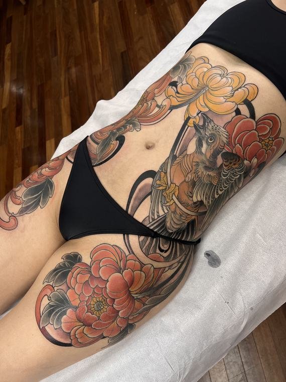 Crisântemos, tatuagem de Denis Vazios