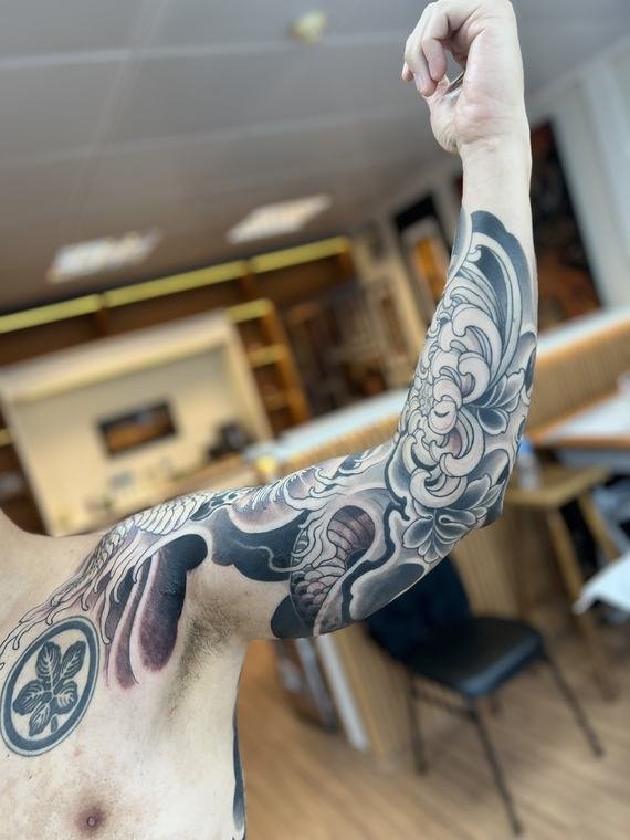 Ondas e flores, tatuagem de Denis Vazios