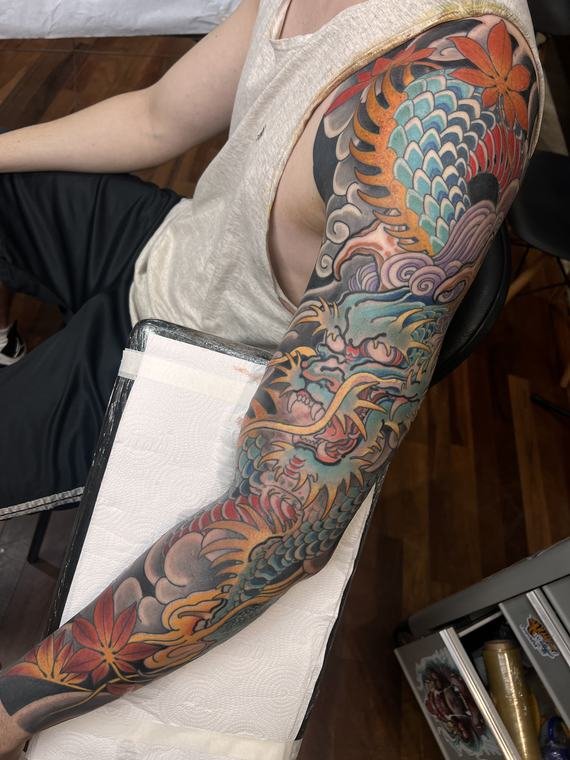 Dragão e peônias, tatuagem de Denis Vazios
