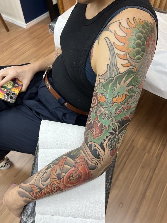 Dragão e ondas, tatuagem de Denis Vazios