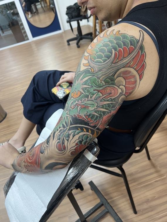Carpa e ondas, tatuagem de Denis Vazios