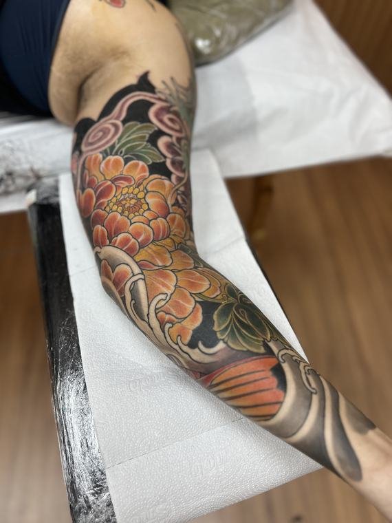 Peônias e ondas, tatuagem de Denis Vazios