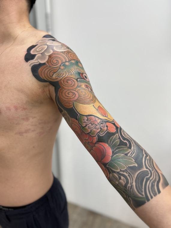 Ondas e nuvens, tatuagem de Denis Vazios
