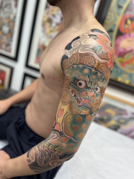 Hannya e crisântemo, tatuagem de Denis Vazios