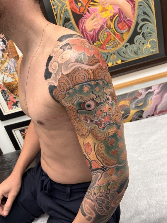 Divindade e flores, tatuagem de Denis Vazios