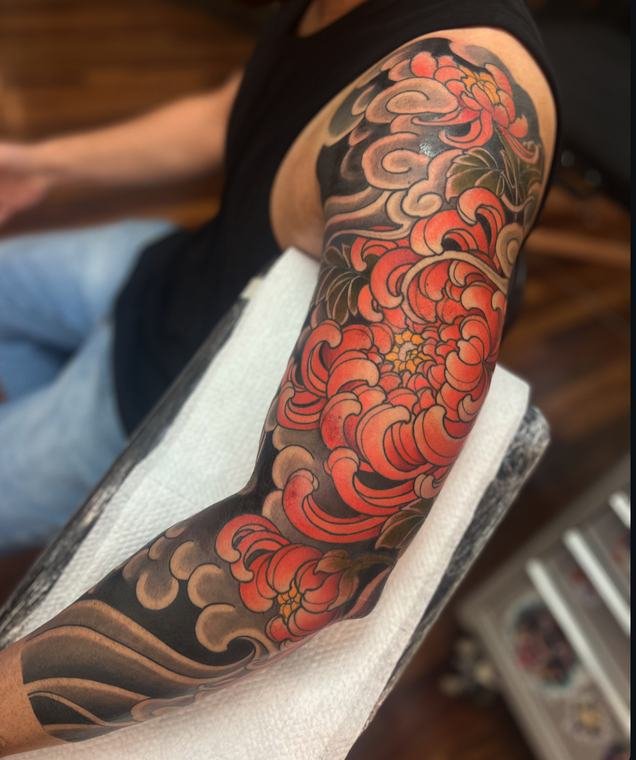 Peônias em vermelho, tatuagem de Denis Vazios