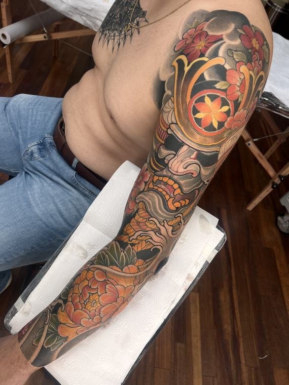 Sol e ondas, tatuagem de Denis Vazios