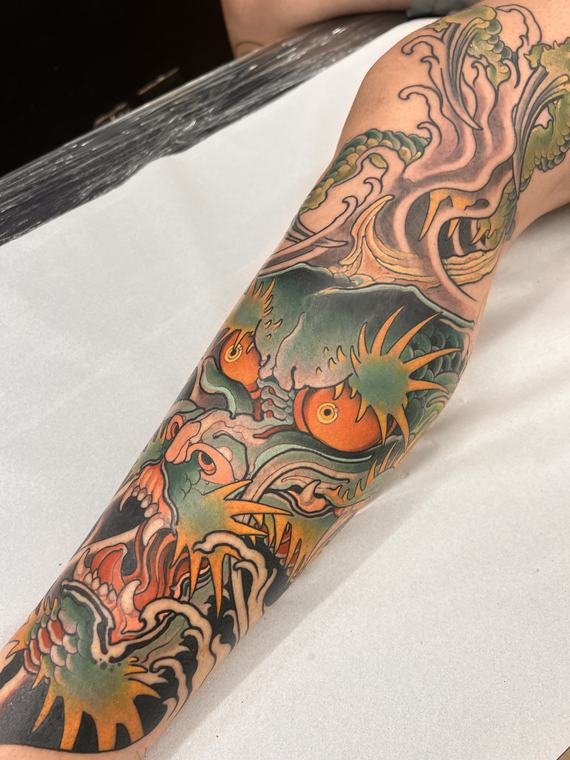 Carpa dourada e ondas, tatuagem de Denis Vazios