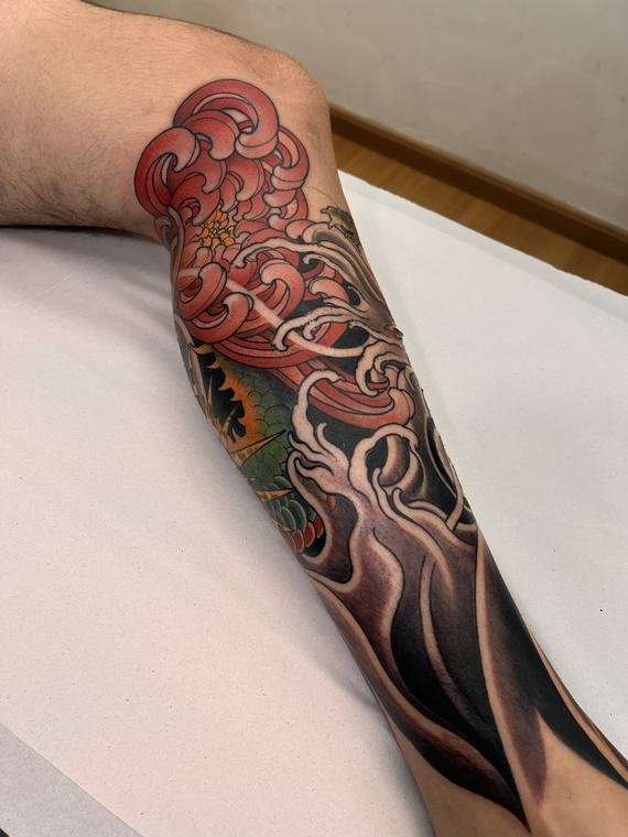 Peônias e ondas, tatuagem de Denis Vazios