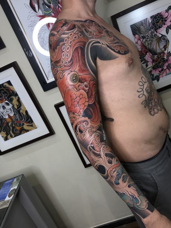 Dragão e nuvens, tatuagem de Denis Vazios