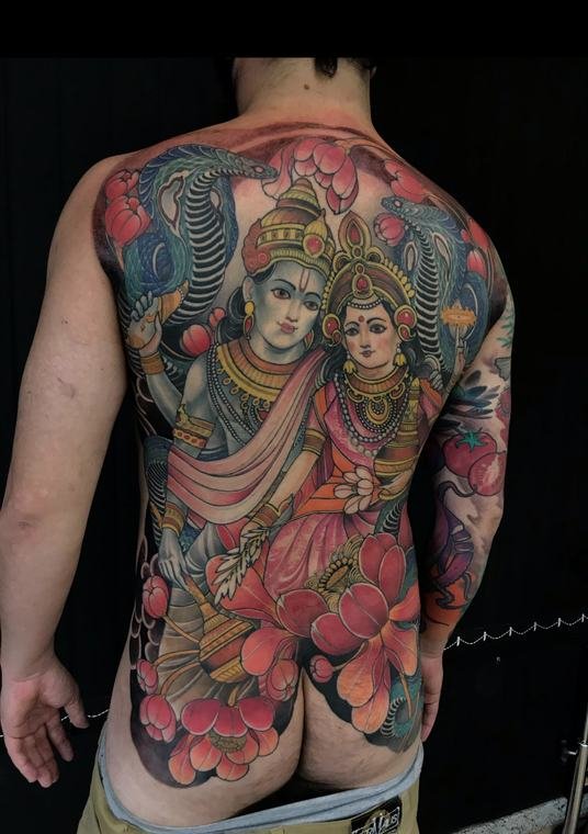 Divindades e lótus, tatuagem de Denis Vazios