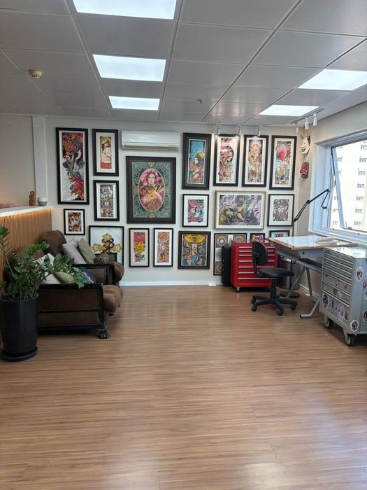 Recepção do studio Vazios, parede de quadros e prints emoldurados