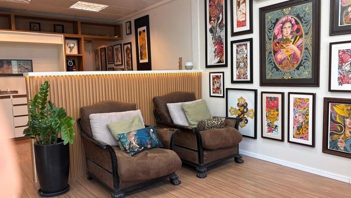 Sofá do studio e a coleção de quadros do Denis